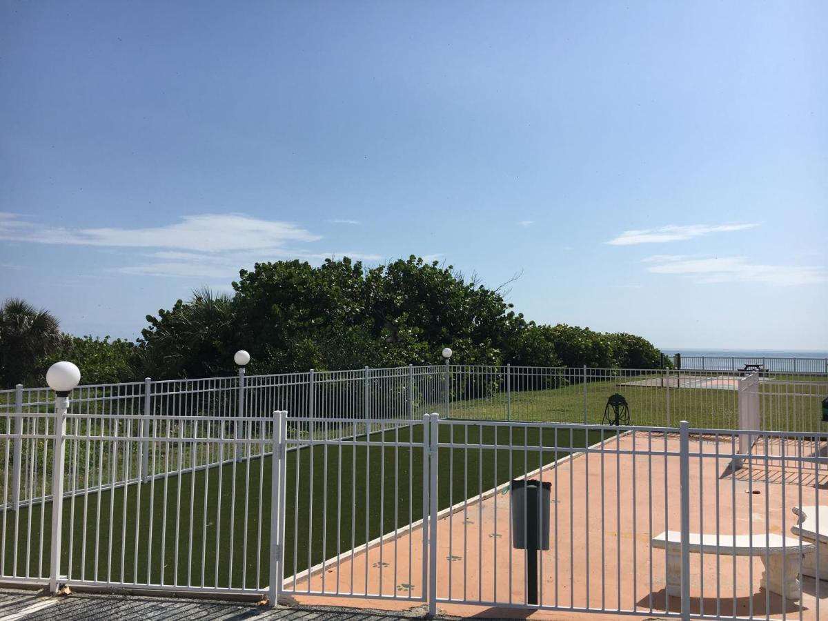 Paradise Beach Club - Oceanfront And Penthouse Satellite Beach Bagian luar foto