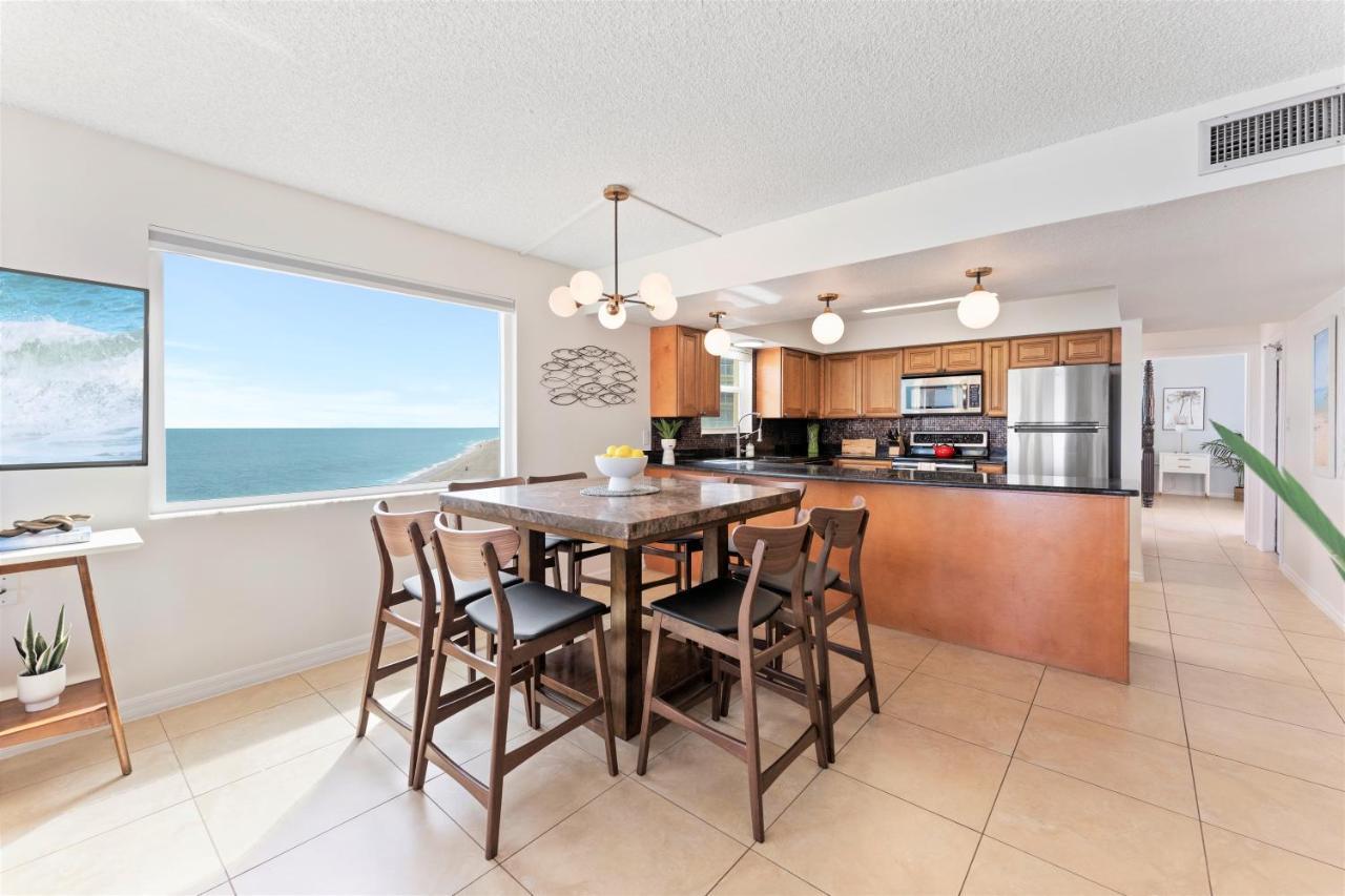 Paradise Beach Club - Oceanfront And Penthouse Satellite Beach Bagian luar foto