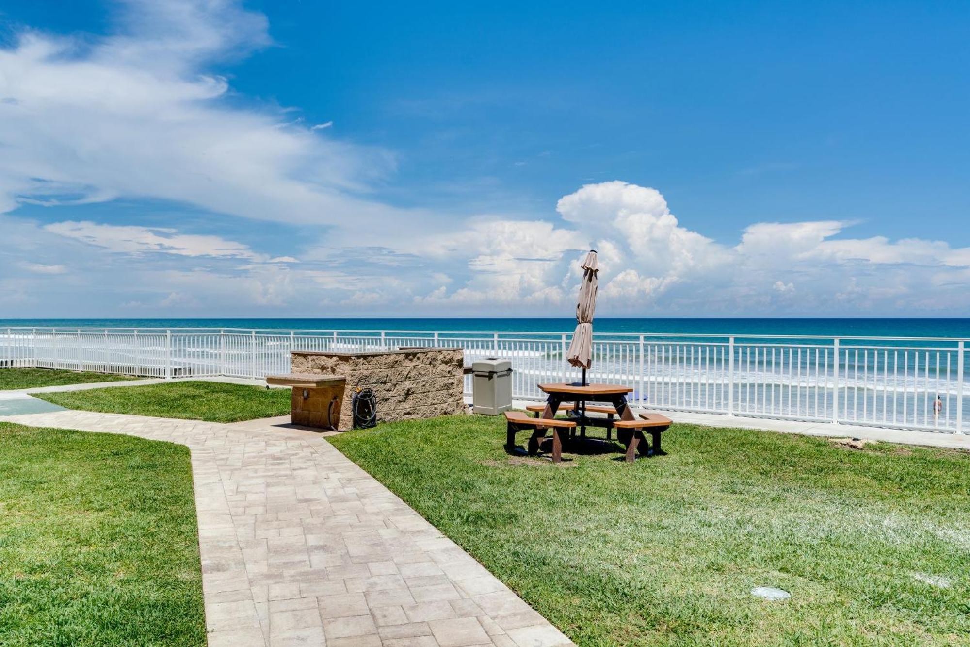 Paradise Beach Club - Oceanfront And Penthouse Satellite Beach Bagian luar foto